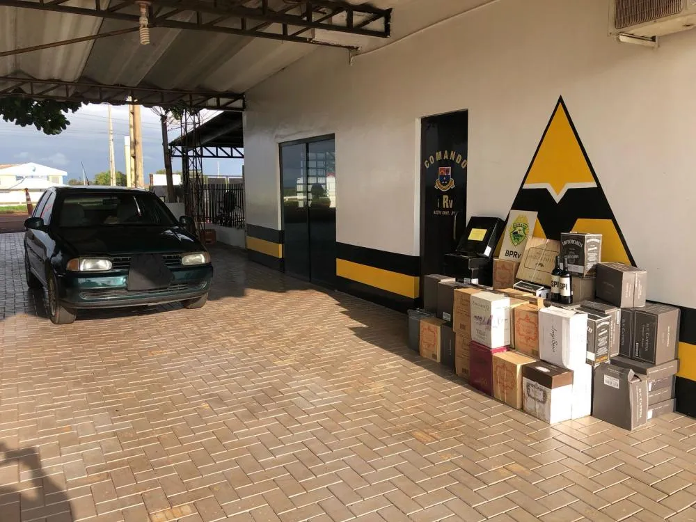 Carga de garrafas de vinho contrabandeada é apreendida a caminho de Umuarama