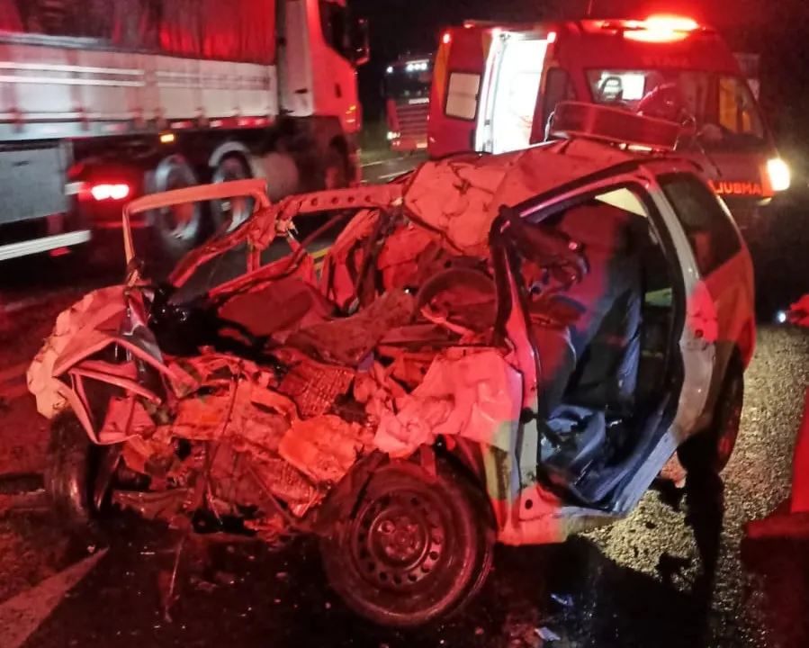 Motorista de Gol fica preso às ferragens após violenta colisão contra caminhão