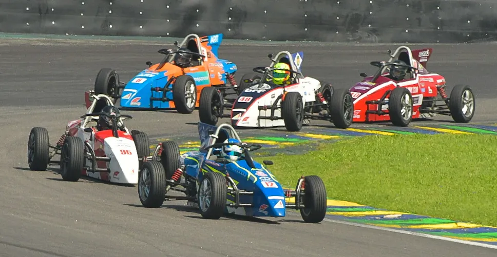 Piloto de Umuarama amplia a vantagem na disputa da Fórmula Vee