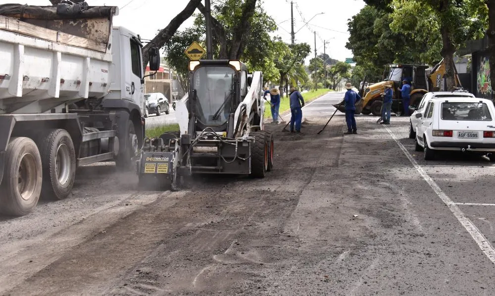 Secretaria de Obras realiza manutenção do pavimento em trecho da Av. Portugal