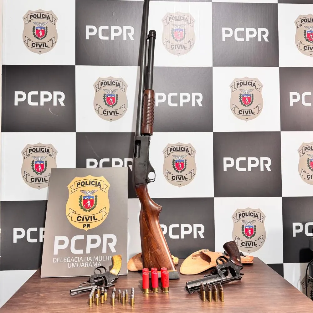 Acusado de violência doméstica e sua mãe são presos por porte de arma