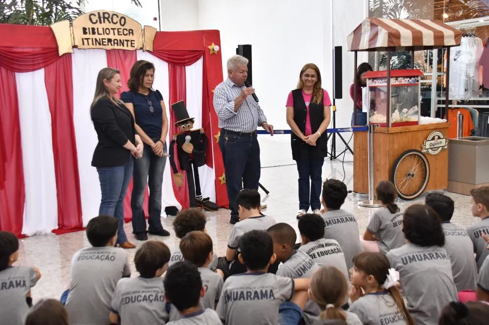 Biblioteca Itinerante inicia temporada com espetáculo de gêneros literários