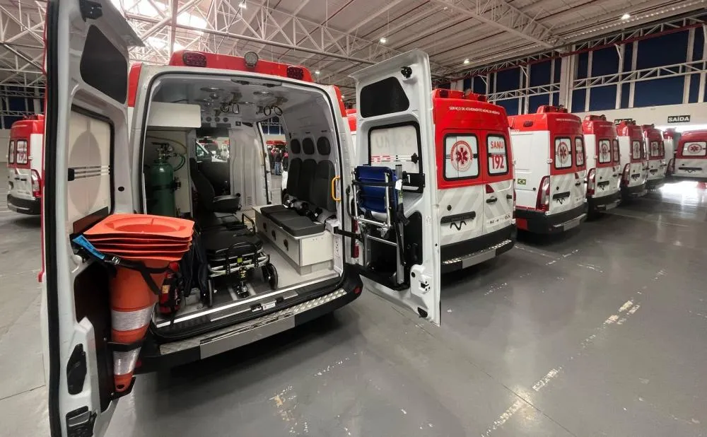 Vice-prefeita e secretária da Saúde prestigiam entrega de novas ambulâncias