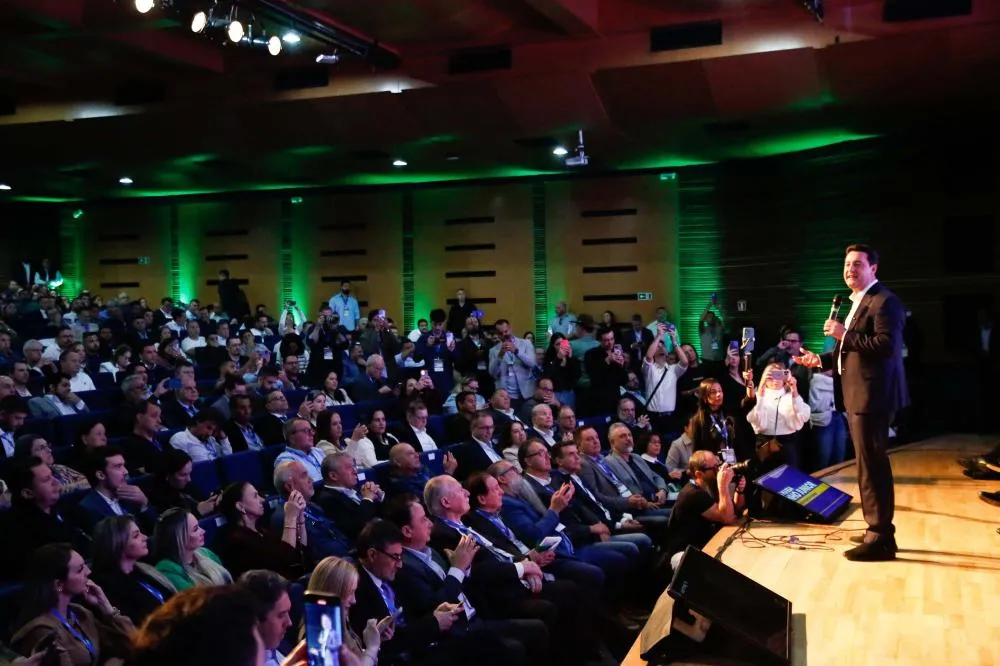 Governador destaca parceria com municípios na posse da nova diretoria da AMP