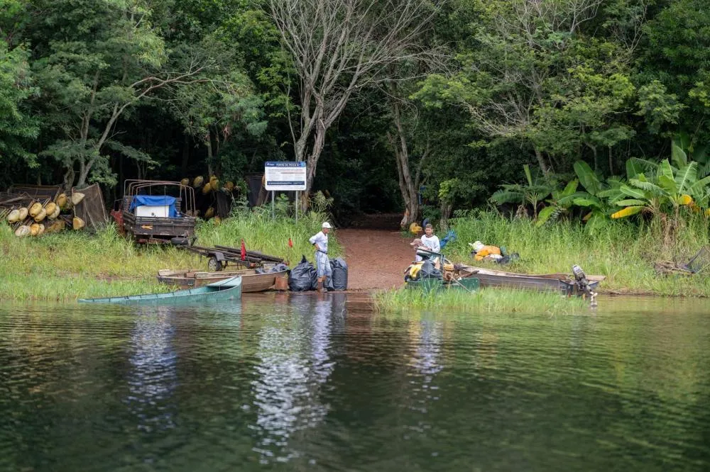 Parceria com pescadores retirou mais de 12 toneladas de lixo do reservatório da usina