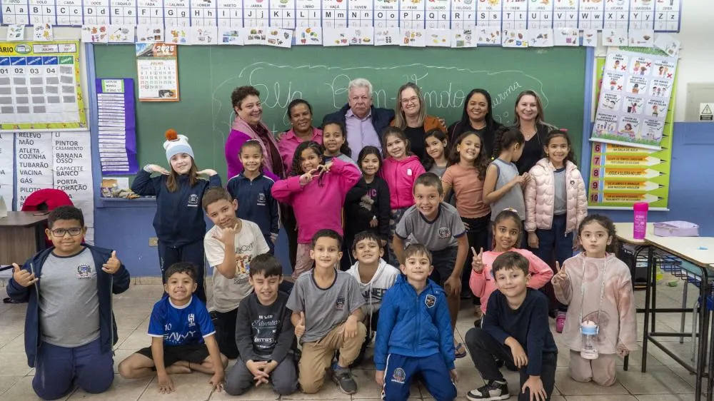 Prefeito visita escola e prestigia trabalhos realizados pelos alunos em projeto cultural