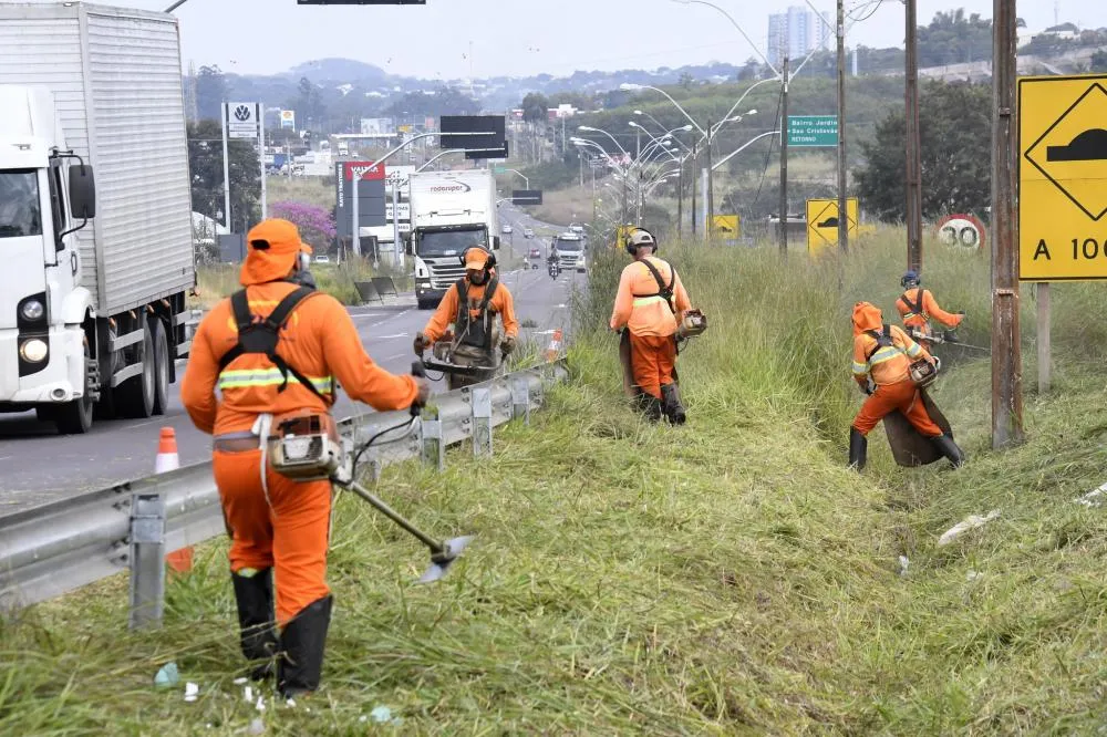 Após pressão da Prefeitura, DER inicia roçagem emergencial na PR-323 em Umuarama